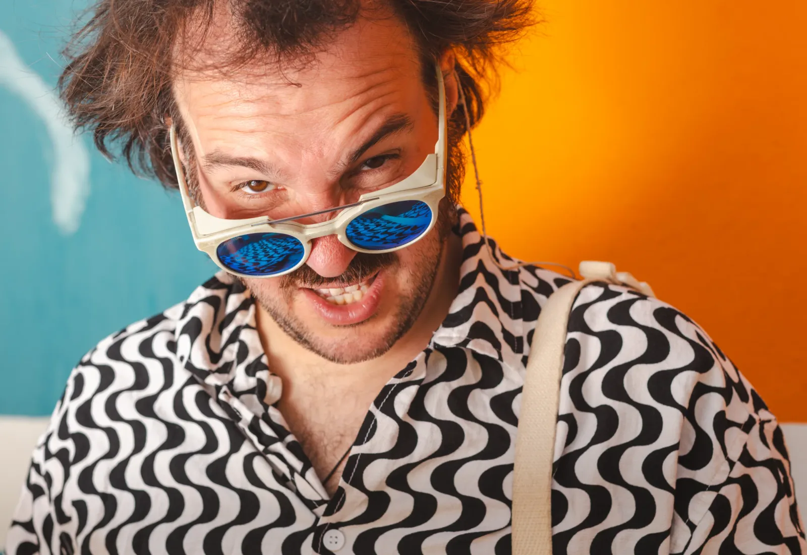 Valerio Moser schaut grinsend über den Rand seiner Sonnenbrille